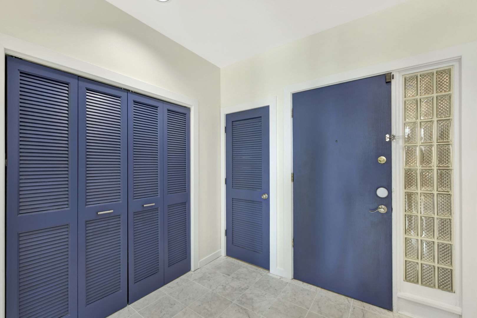 812 West Van Buren Street, Unit 5A Chicago, IL 60607 - Photo 25 of 26 a view of hallway with windows