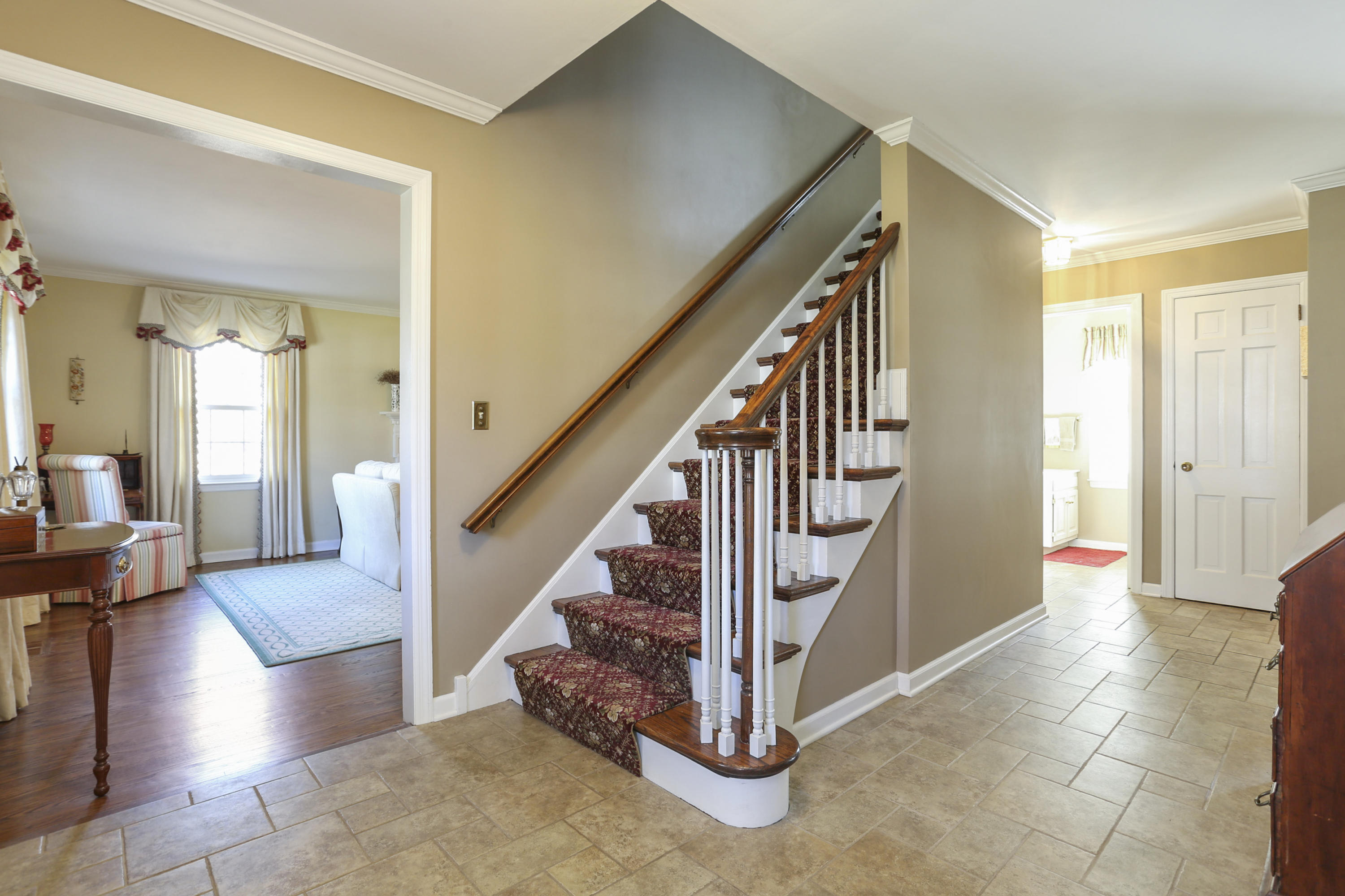 28 Miller Road Darien, CT 06820 - Photo 2 of 40 001-photo-foyer-8106581
