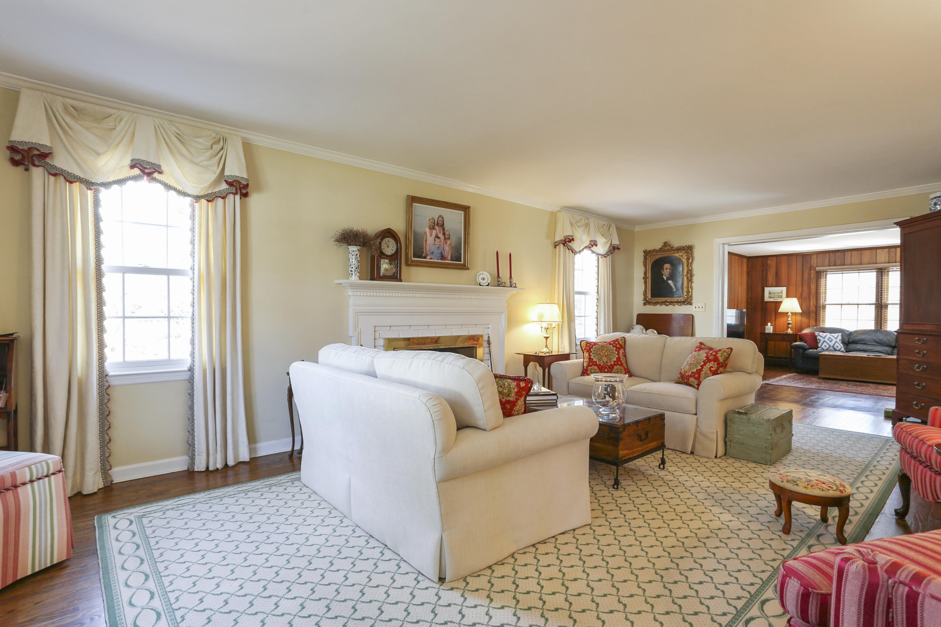 28 Miller Road Darien, CT 06820 - Photo 3 of 40 002-photo-living-room-8106566
