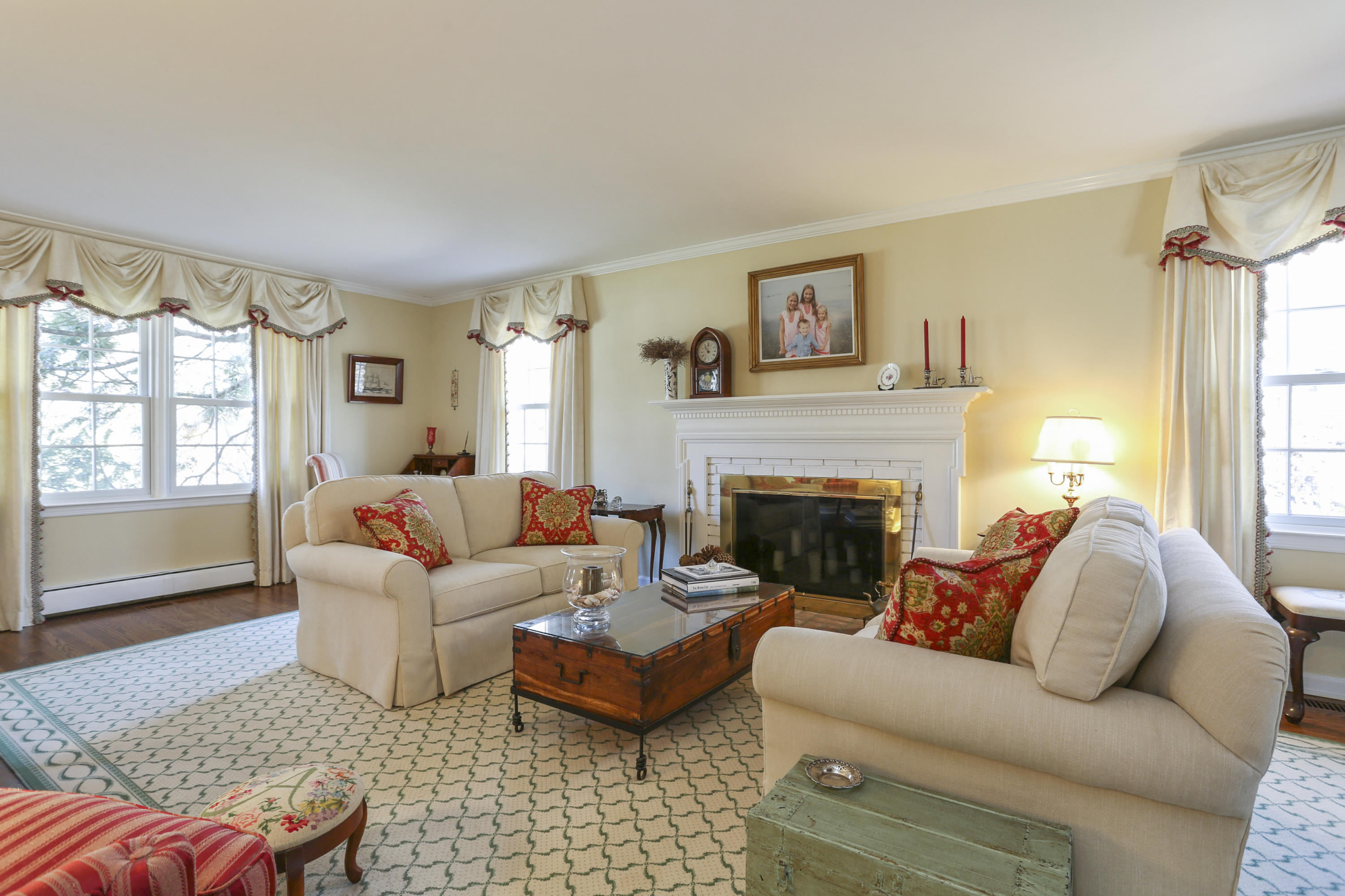 28 Miller Road Darien, CT 06820 - Photo 4 of 40 003-photo-living-room-8106567