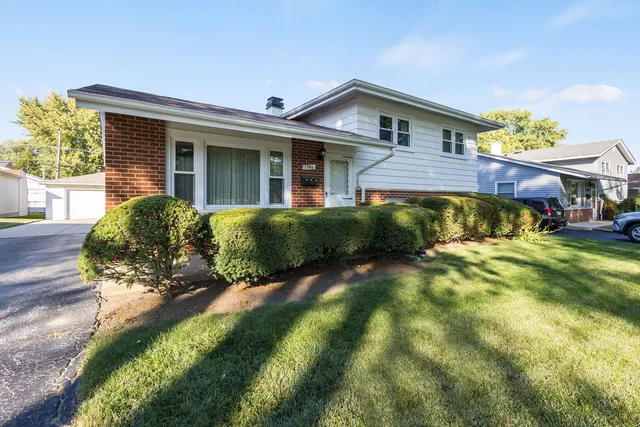 $399,000 | 2306 Kingfisher Lane, Rolling Meadows, IL 60008