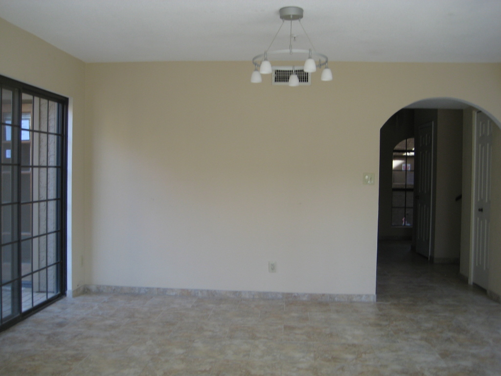 6945 East Cochise Road, Unit 103 Paradise Valley, AZ 85253 - Photo 3 of 6 Eat-in Area