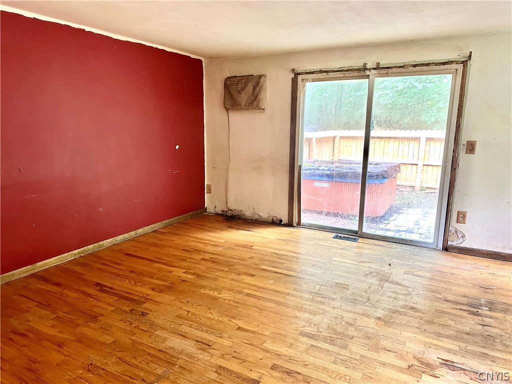 4164 Long Branch Road Liverpool, NY 13090 - Photo 10 of 39 Living Room