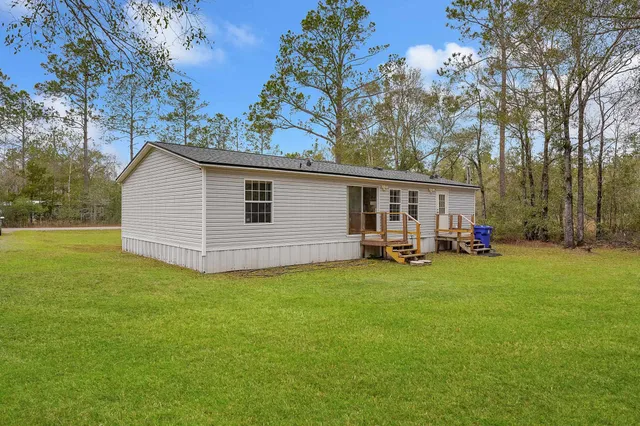 a view of a house with backyard