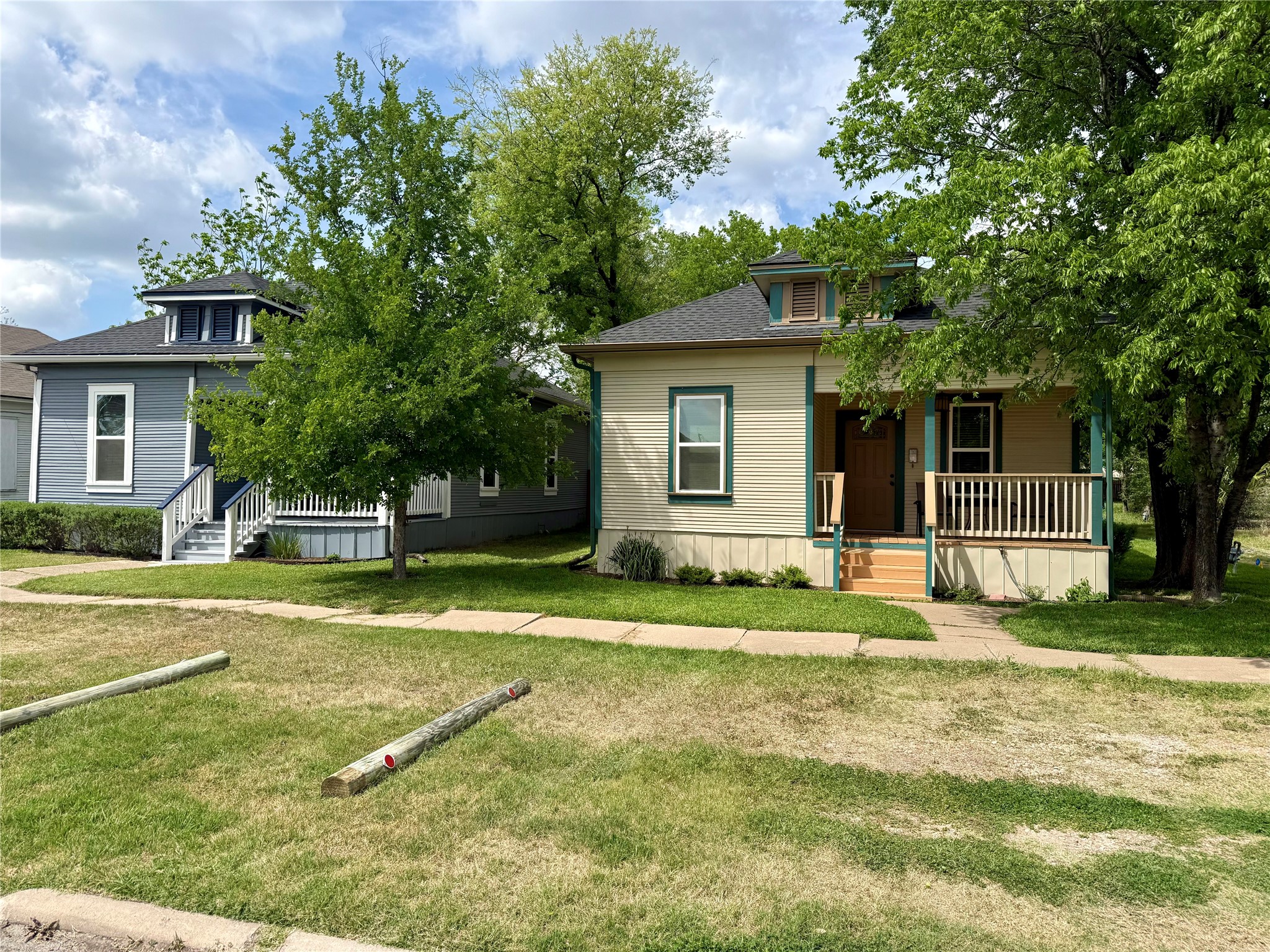 312 West 3rd Street Taylor, TX 76574 - Photo 7 of 36 Both properties have been short term rentals!