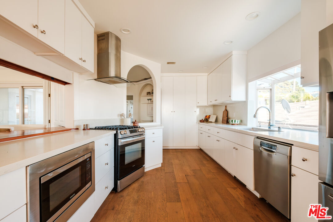 905 Berkeley Street Santa Monica, CA 90403 - Photo 9 of 33