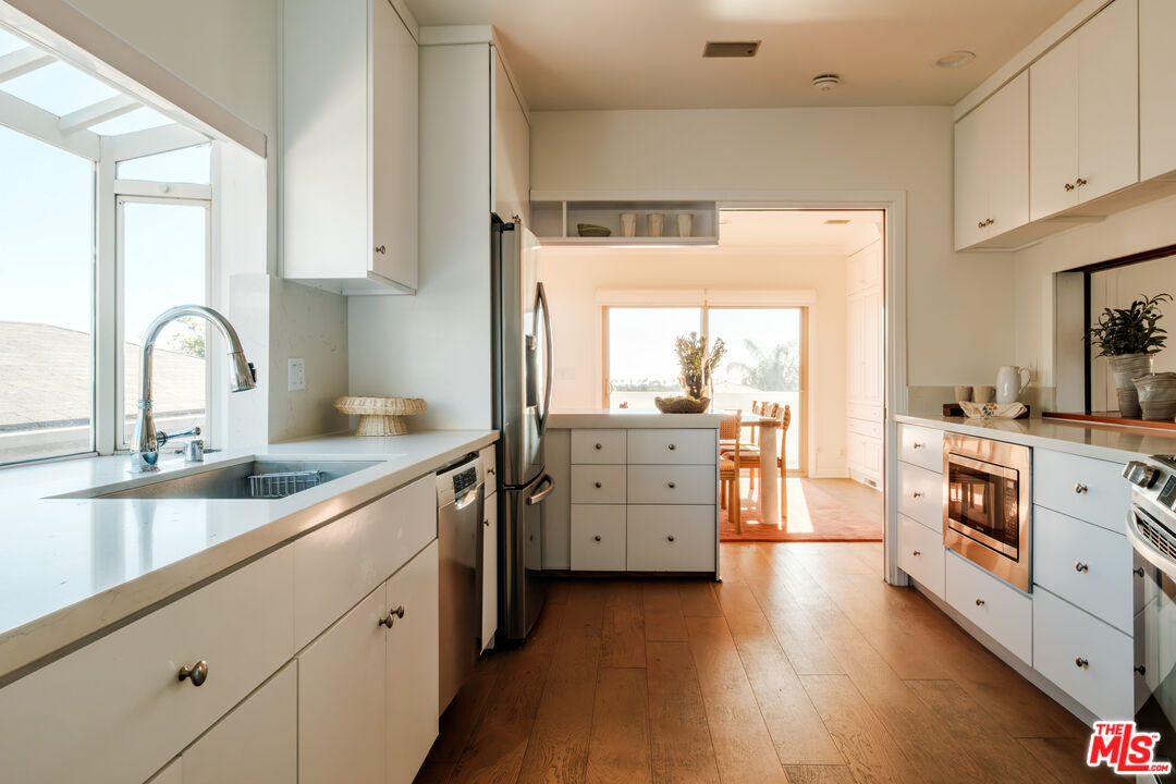 905 Berkeley Street Santa Monica, CA 90403 - Photo 10 of 33