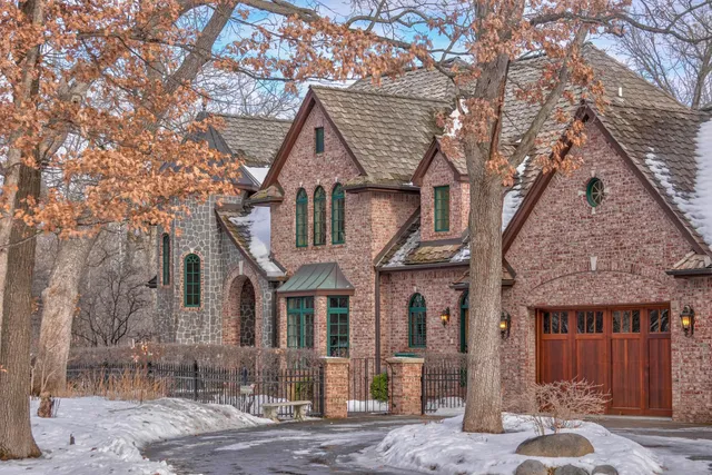 $3,200,000 | 7 Benttree Court, North Oaks, MN 55127