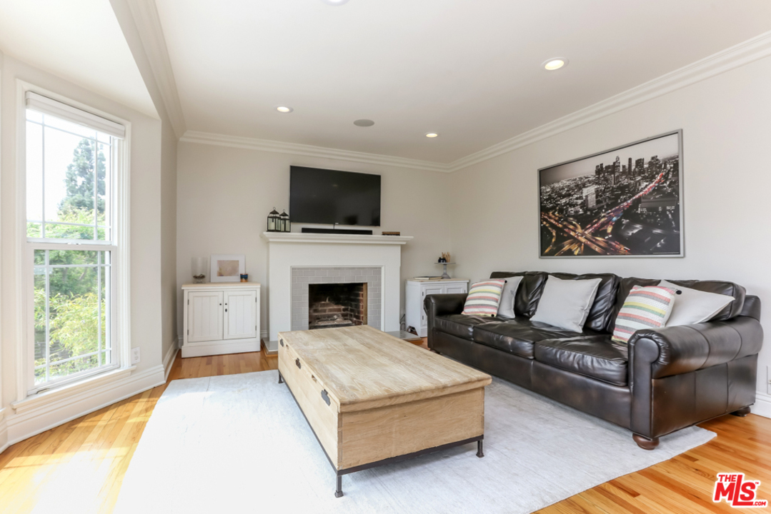 10317 Walavista Road Los Angeles, CA 90064 - Photo 3 of 21