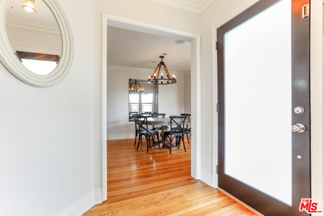10317 Walavista Road Los Angeles, CA 90064 - Photo 4 of 21