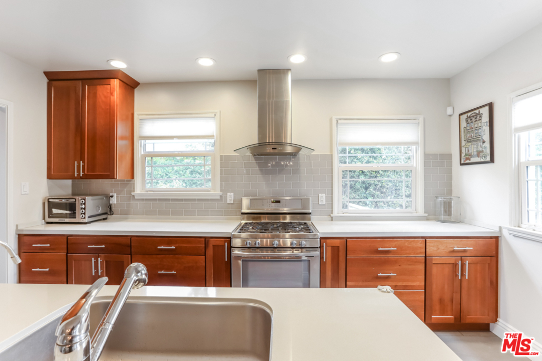 10317 Walavista Road Los Angeles, CA 90064 - Photo 6 of 21