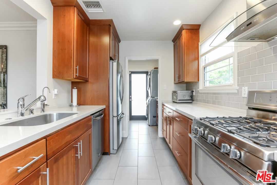 10317 Walavista Road Los Angeles, CA 90064 - Photo 7 of 21