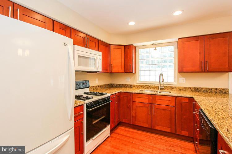 11230 Hunting Horn Lane Reston, VA 20191 - Photo 13 of 29 Kitchen