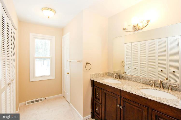 11230 Hunting Horn Lane Reston, VA 20191 - Photo 22 of 29 Bath (Master)