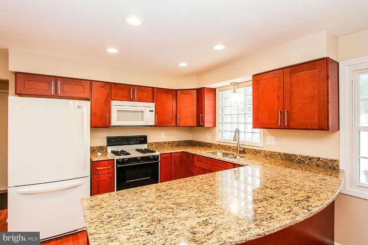 11230 Hunting Horn Lane Reston, VA 20191 - Photo 10 of 29 Kitchen