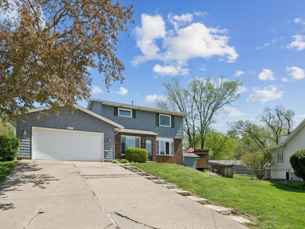 $415,000 | 2604 East 34th Street Court, Davenport, IA 52807
