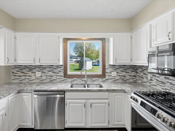 $415,000 | 2604 East 34th Street Court, Davenport, IA 52807