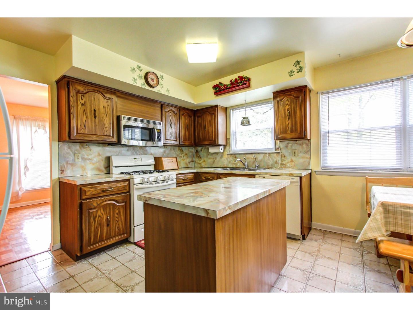 574 Lamplighter Road Horsham, PA 19044 - Photo 4 of 21 Gallery Image 4