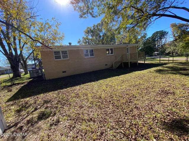 a view of a backyard of the house