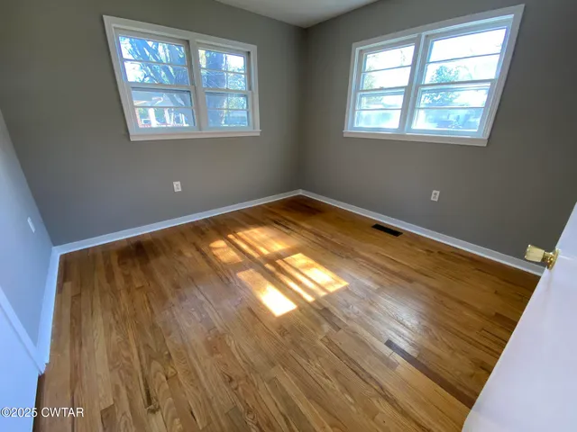 a view of empty room with window