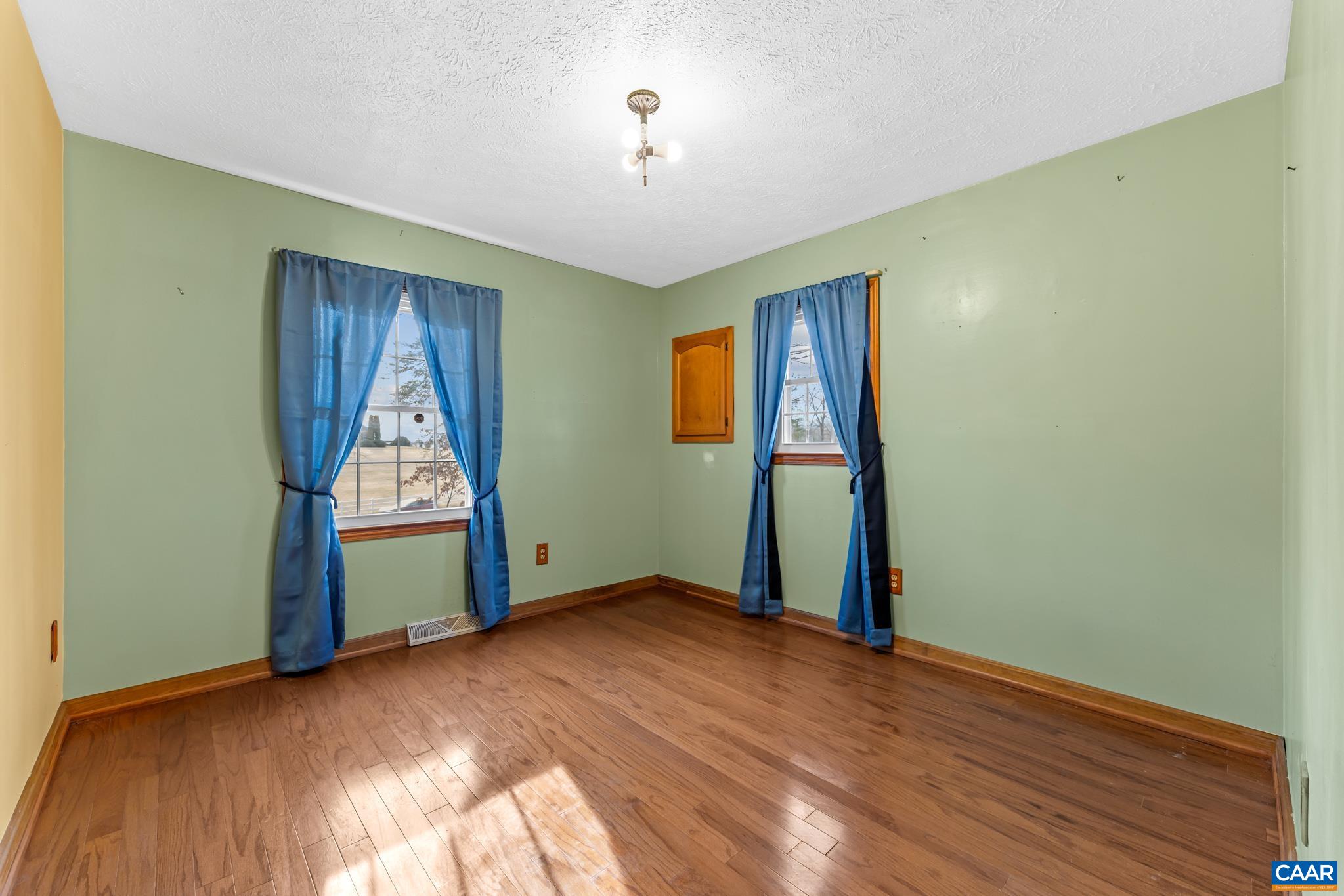 987 Matthew Mill Road Ruckersville, VA 22968 - Photo 21 of 63 an empty room with closet and mirror