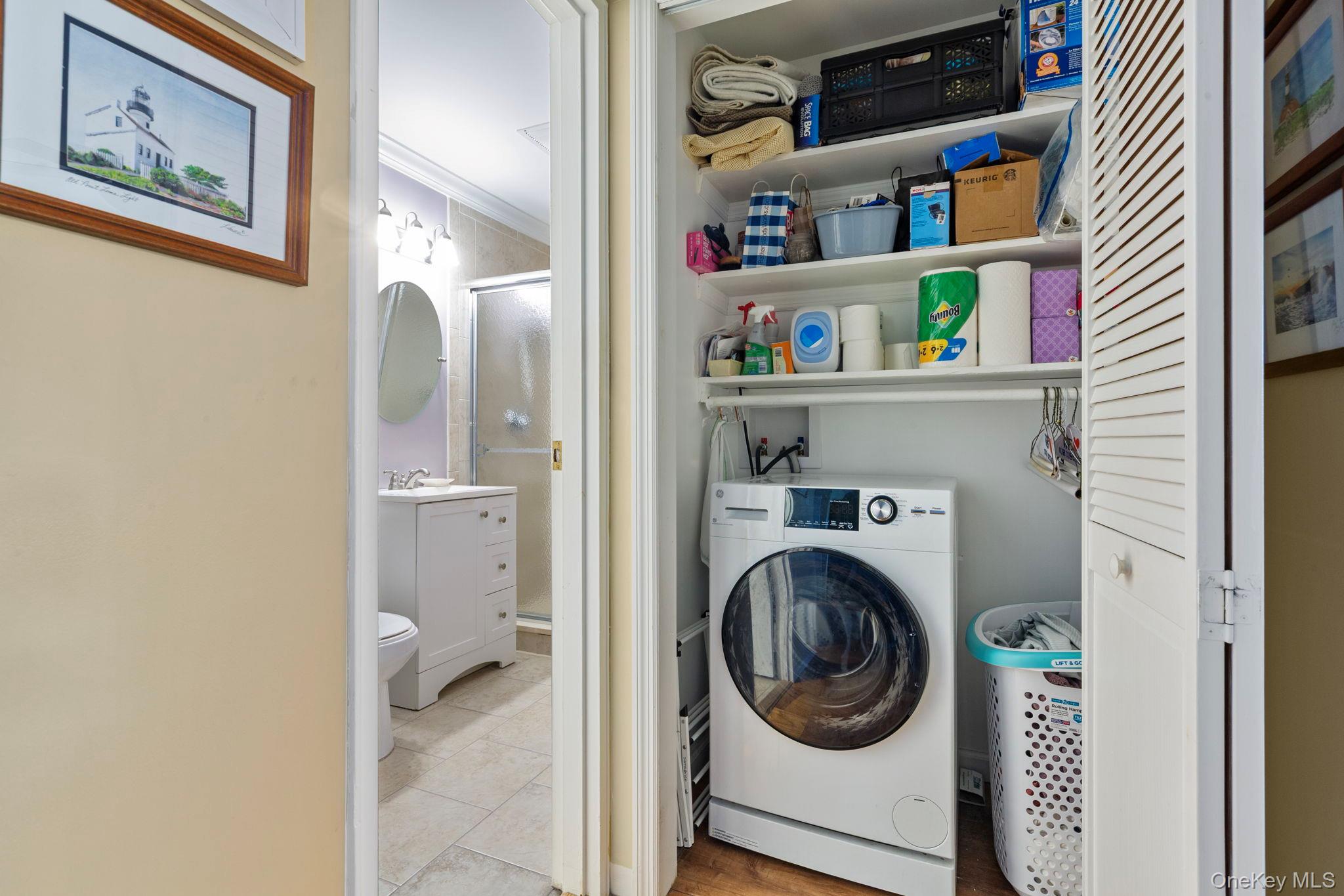 248 Mariners Way Copiague, NY 11726 - Photo 7 of 18 a utility room with dryer and washer