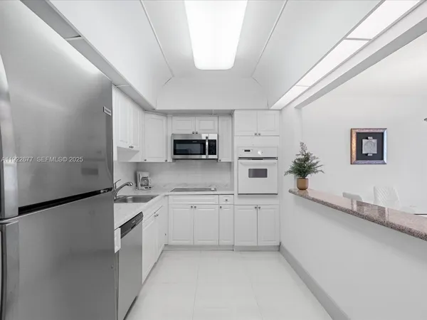 $2,850 | 19370 Collins Avenue, Unit 625, Sunny Isles Beach, FL 33160