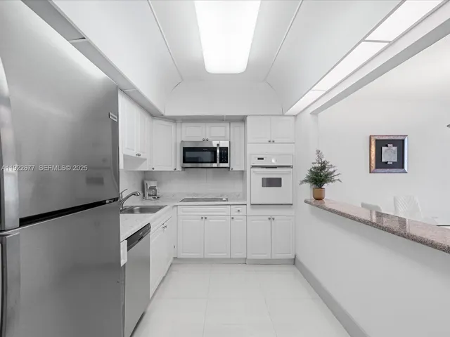 $2,850 | 19370 Collins Avenue, Unit 625, Sunny Isles Beach, FL 33160