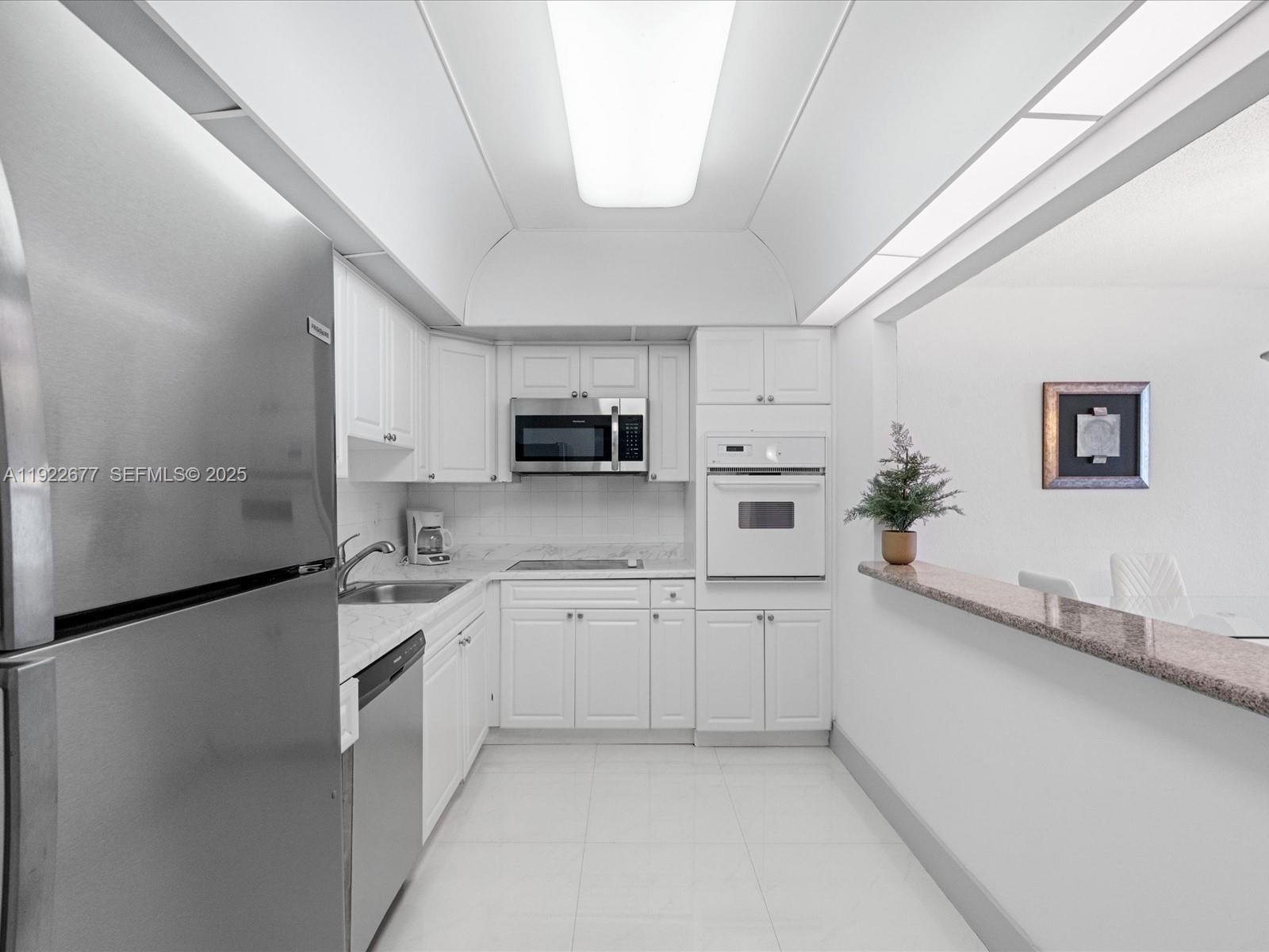 19370 Collins Avenue, Unit 625 Sunny Isles Beach, FL 33160 - Photo 5 of 12