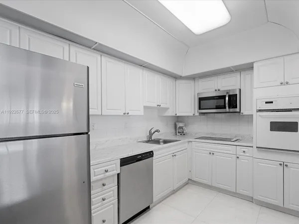 $2,850 | 19370 Collins Avenue, Unit 625, Sunny Isles Beach, FL 33160