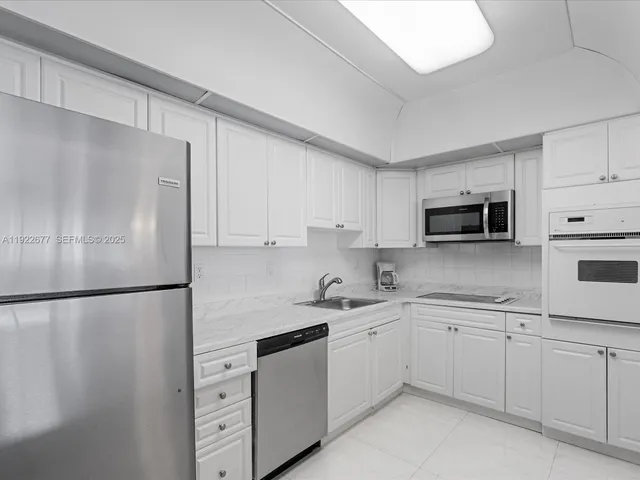 $2,850 | 19370 Collins Avenue, Unit 625, Sunny Isles Beach, FL 33160