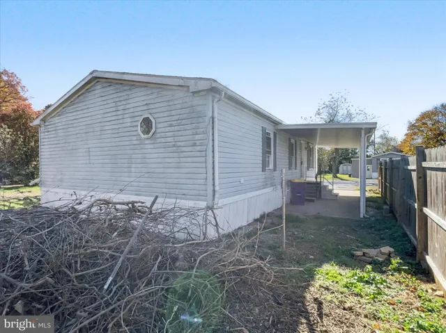 a view of backyard of the house