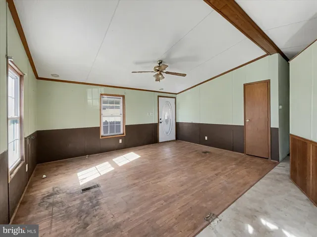 a view of a big room with closet and windows