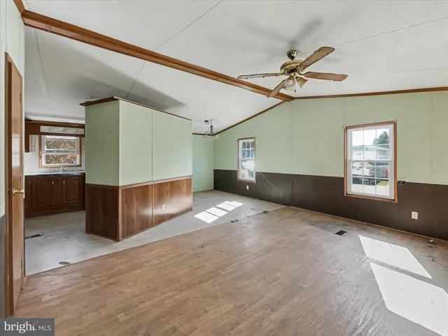 a view of entryway and front door