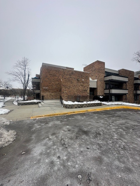 a view of pool with a yard
