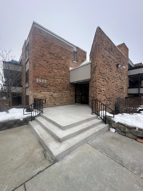 1813 Hemlock Place, Unit 311 Schaumburg, IL 60173 - Photo 2 of 17 a view of building with car parked