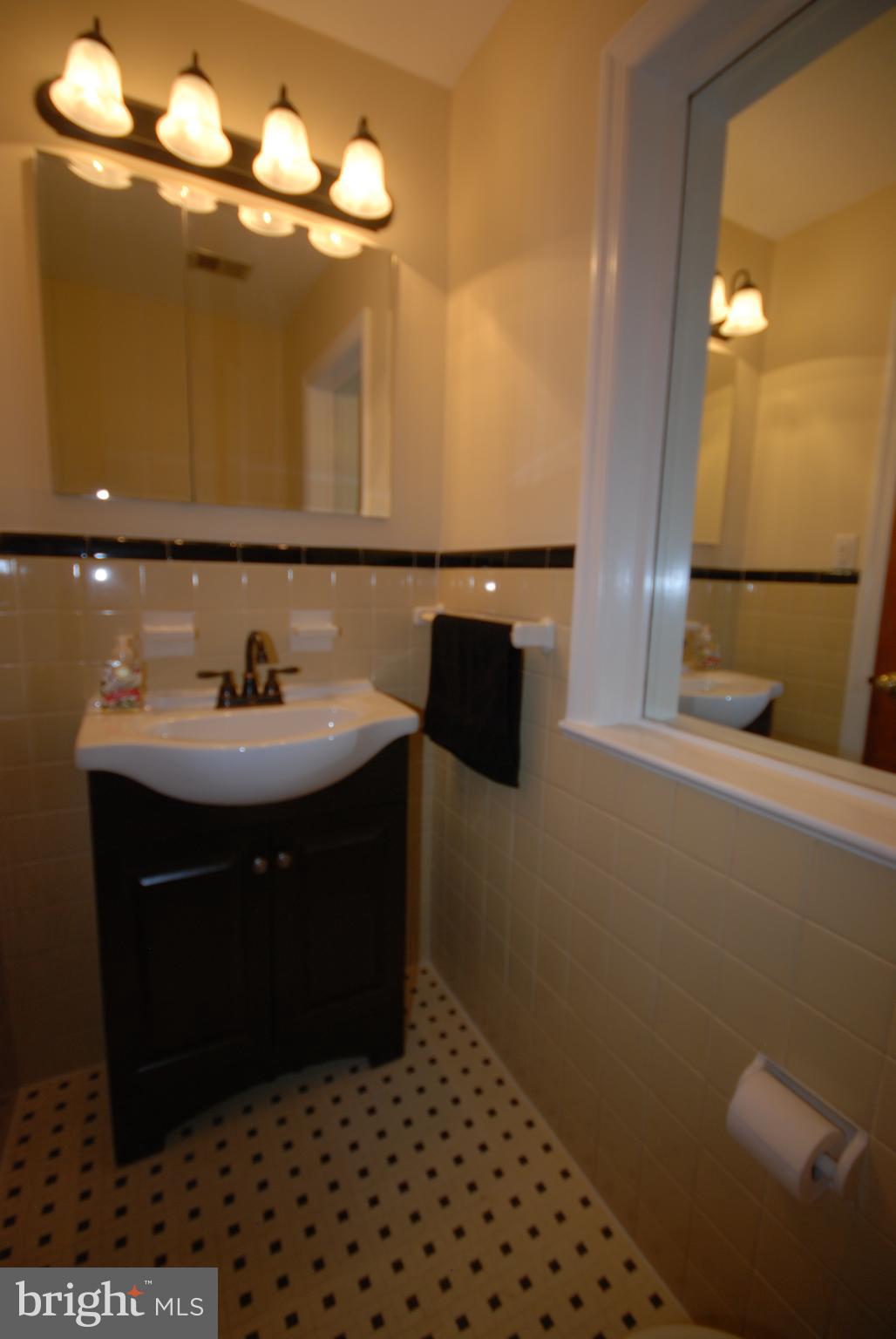 852 Benge Road Hockessin, DE 19707 - Photo 16 of 33 1st floor Powder Room