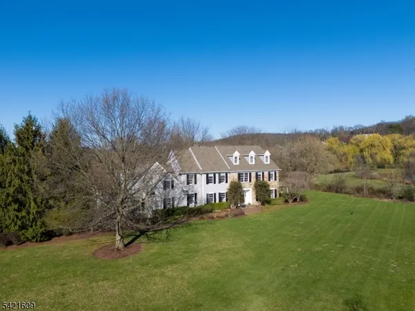 a view of a big room with a big yard