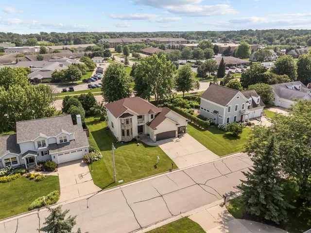 $469,900 | 231 Bosworth Lane, Neenah, WI 54956