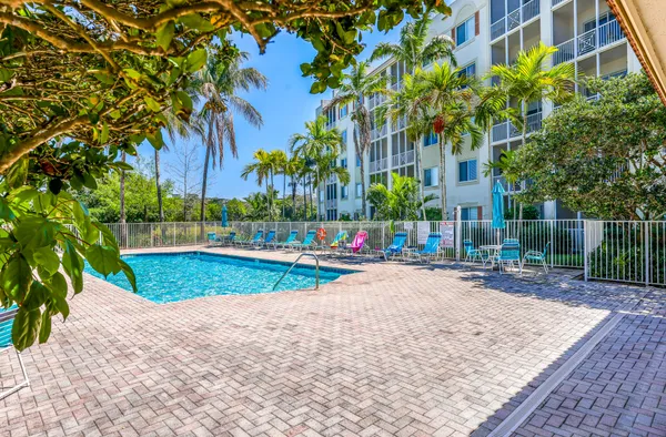 $359,900 | 3600 Oaks Clubhouse Drive, Unit 501, Pompano Beach, FL 33069
