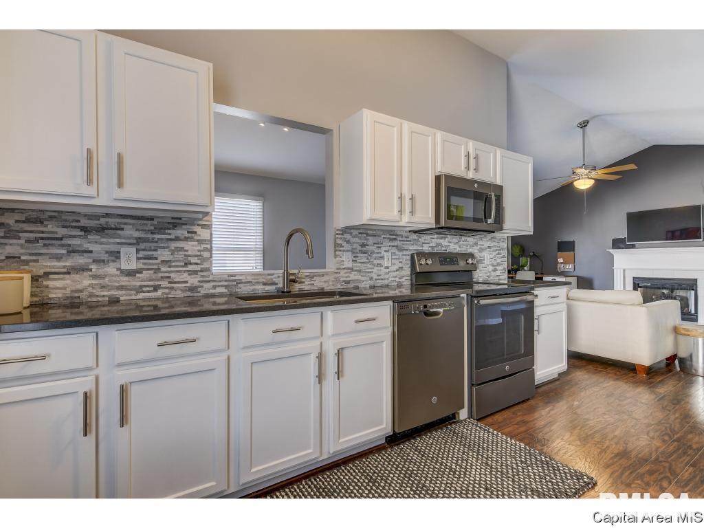 3809 Kerry Boulevard Springfield, IL 62712 - Photo 9 of 32