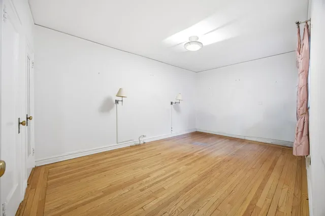 $775,000 | 225 East 74th Street, Unit 3J | Lenox Hill