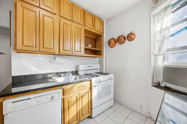 $775,000 | 225 East 74th Street, Unit 3J | Lenox Hill