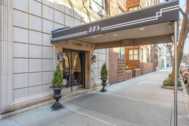 $775,000 | 225 East 74th Street, Unit 3J | Lenox Hill