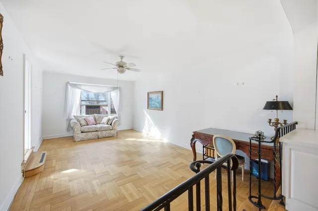 $775,000 | 225 East 74th Street, Unit 3J | Lenox Hill