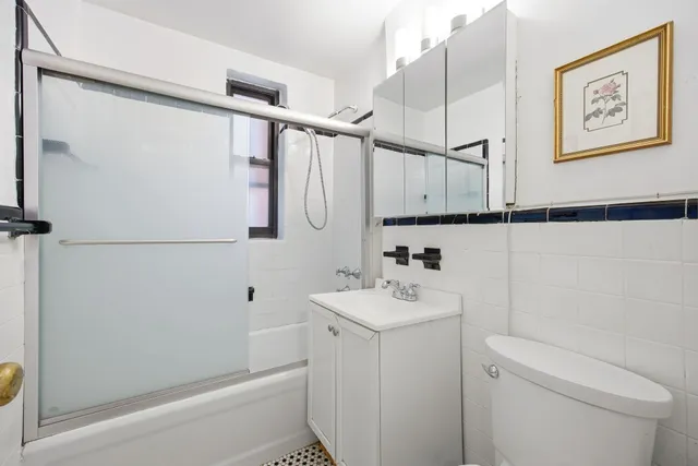 $775,000 | 225 East 74th Street, Unit 3J | Lenox Hill