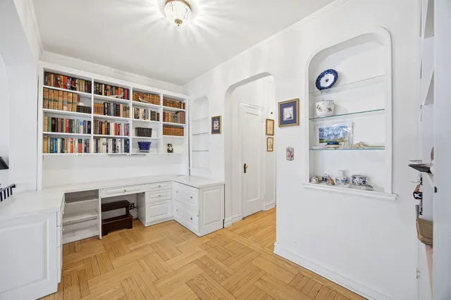 $775,000 | 225 East 74th Street, Unit 3J | Lenox Hill