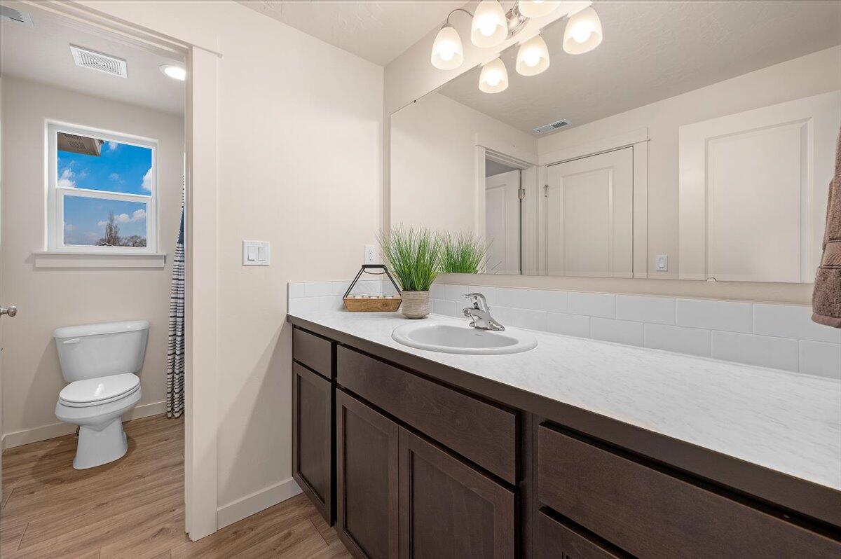 1139 Rutherford Drive, Unit 23 Medford, OR 97504 - Photo 12 of 17 Middleton - Bathroom