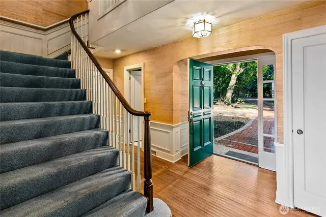 $9,875,000 | 2425 Evergreen Point Road, Medina, WA 98039