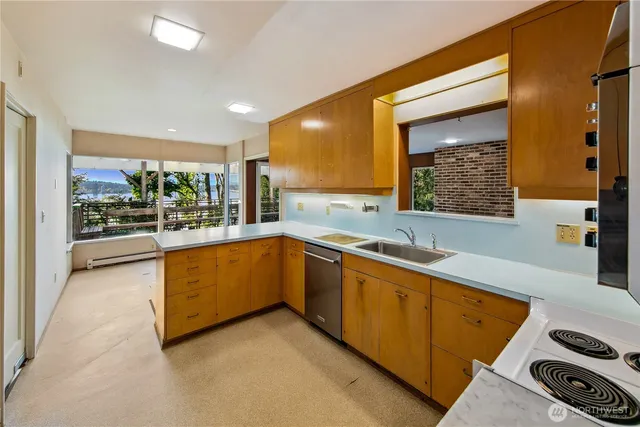 $9,875,000 | 2425 Evergreen Point Road, Medina, WA 98039